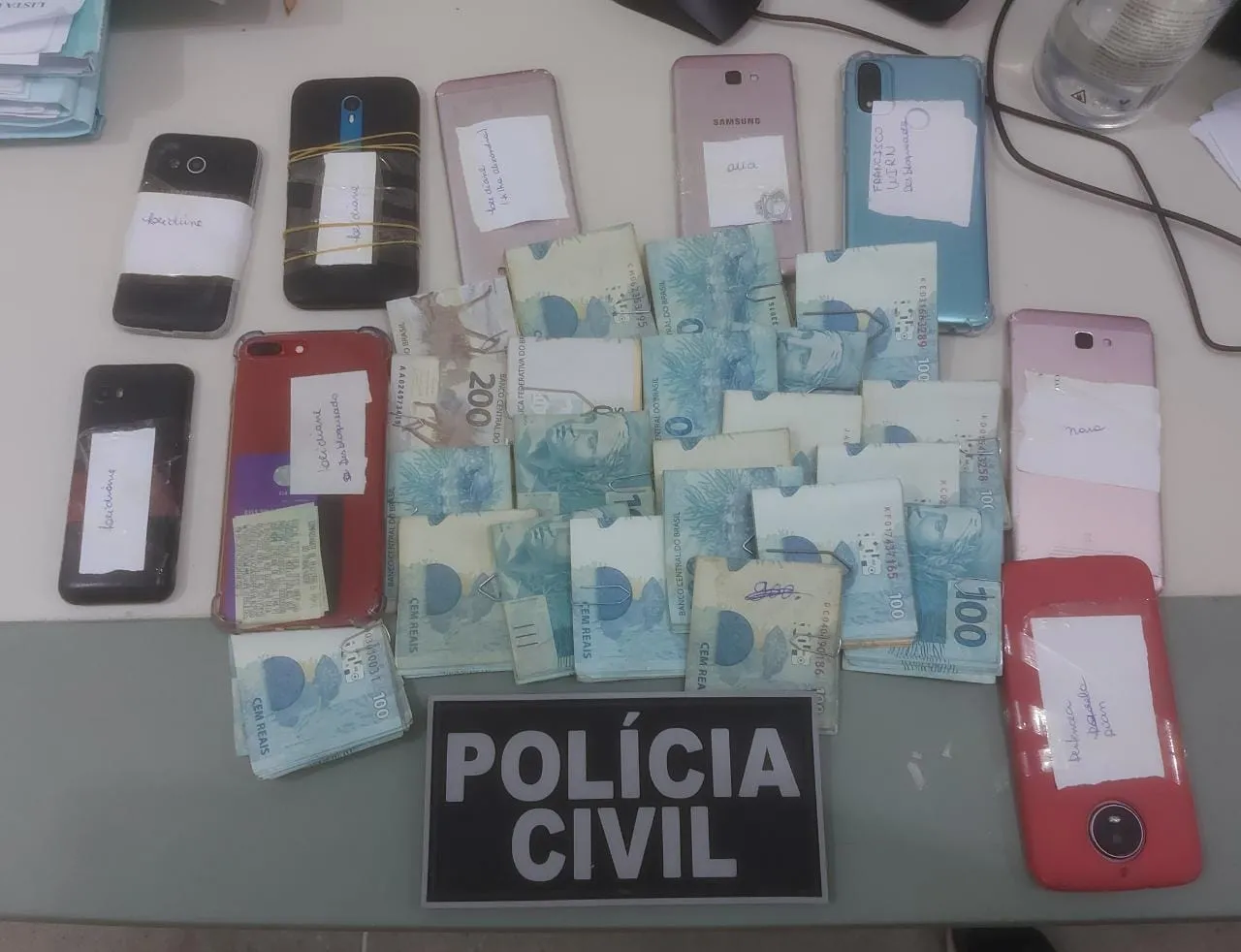 A PC-CE  apreendeu duas armas de fogo, nove celulares e mais de R$ 20 mil em dinheiro