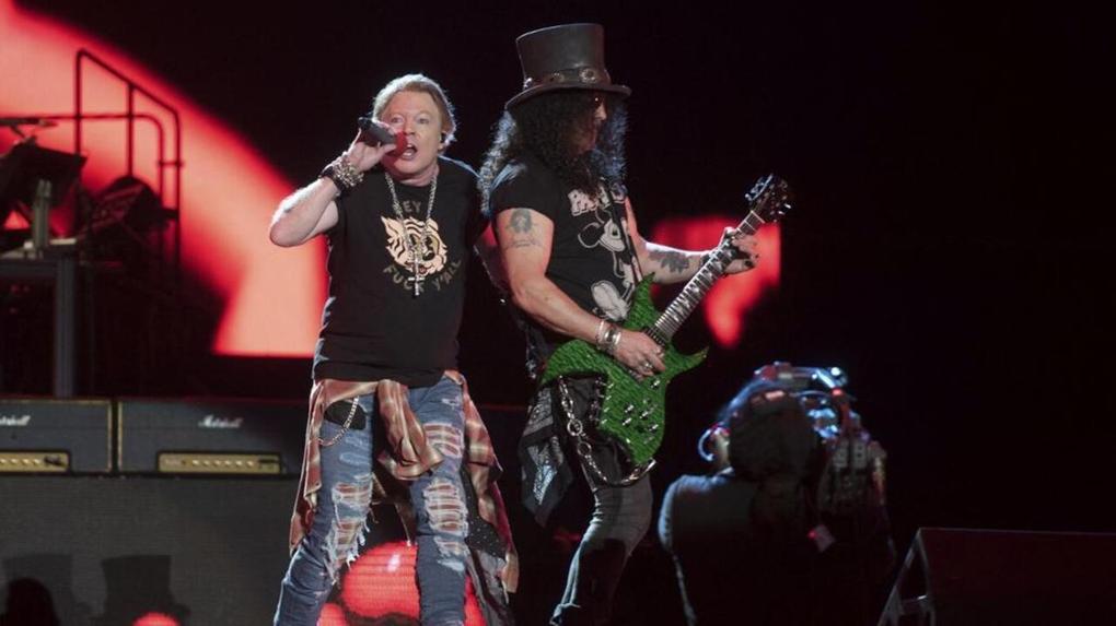 Axl Rose e Slash em palco com o Guns N' Roses