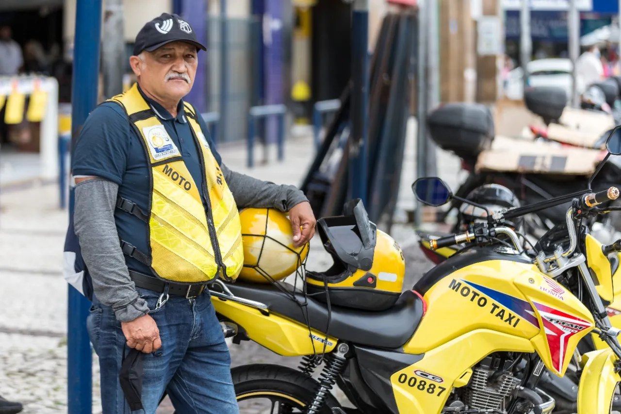 Gilmar Tavares, 58, é mototaxista há 25 anos e aponta impacto financeiro como o principal, desde a chegada de aplicativos de transporte