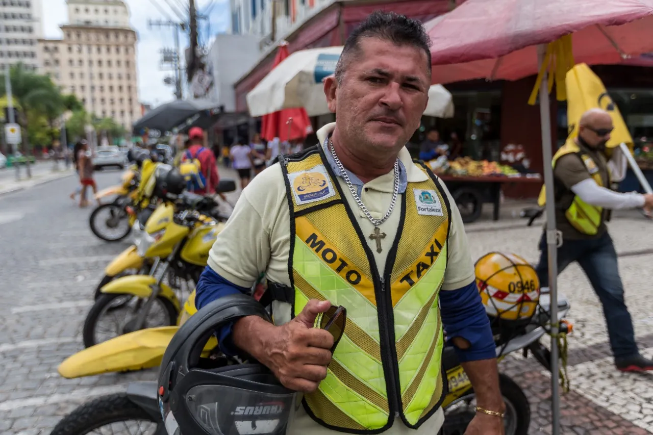 Márcio Carneiro, que transporta passageiros na garupa da moto amarela há 26 dos 47 anos de vida