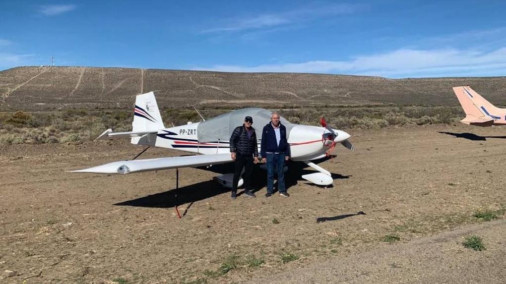 Duas pessoas na frente de avião que desapareceu na argentina