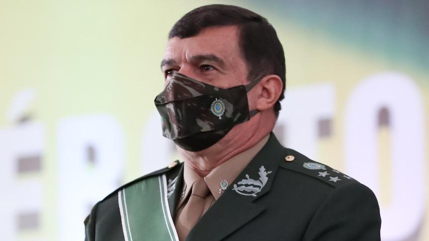 O general Paulo Sérgio Nogueira usa máscara (com estampa camuflada) contra a Covid-19. Ele está fardado, de perfil, olhando para o horizonte.