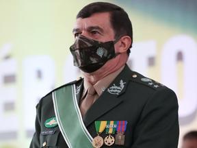 O general Paulo Sérgio Nogueira usa máscara (com estampa camuflada) contra a Covid-19. Ele está fardado, de perfil, olhando para o horizonte.