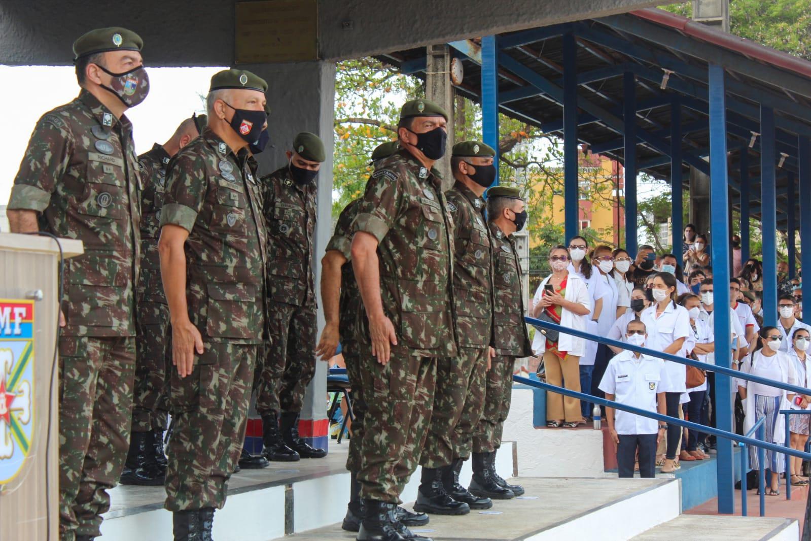 O ministro Paulo Sérgio Nogueira em visita ao Colégio Militar de Fortaleza em dezembro de 2021. Ele está enfileirado junto a outros oficiais do Exército, sendo observado por estudantes da instituição.