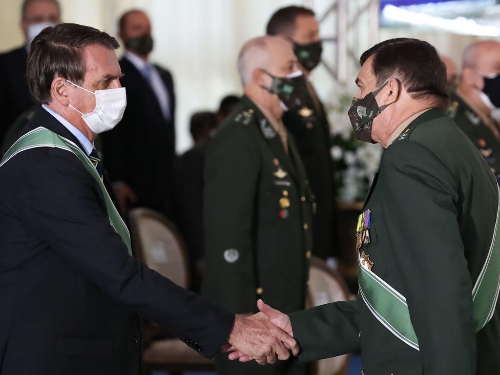 O presidente Jair Bolsonaro cumprimenta o general Paulo Sérgio. Ambos estão usando máscara contra a Covid-19.