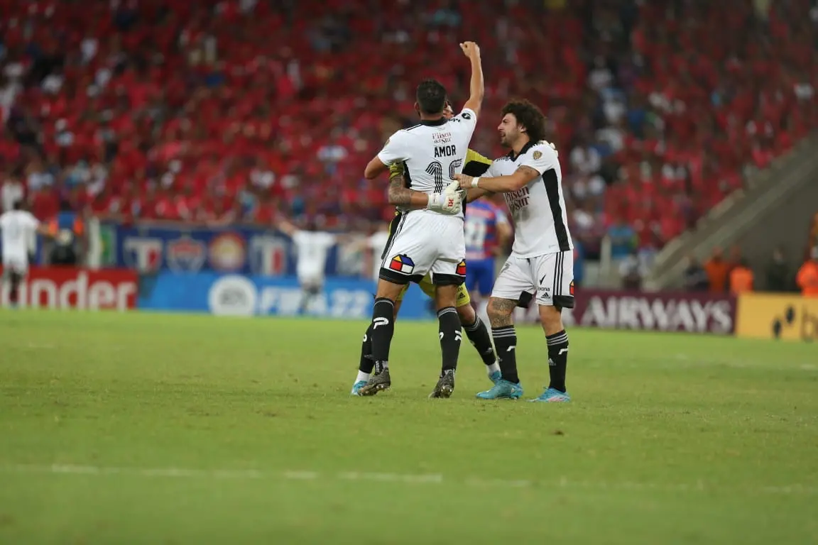 Atletas do Colo Colo comemoram gol