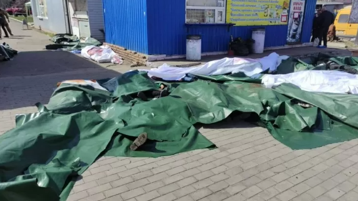 Imagem mostra corpos cobertos por lonas verdes após suposto ataque russo com foguetes em estação de trem na ucrânia