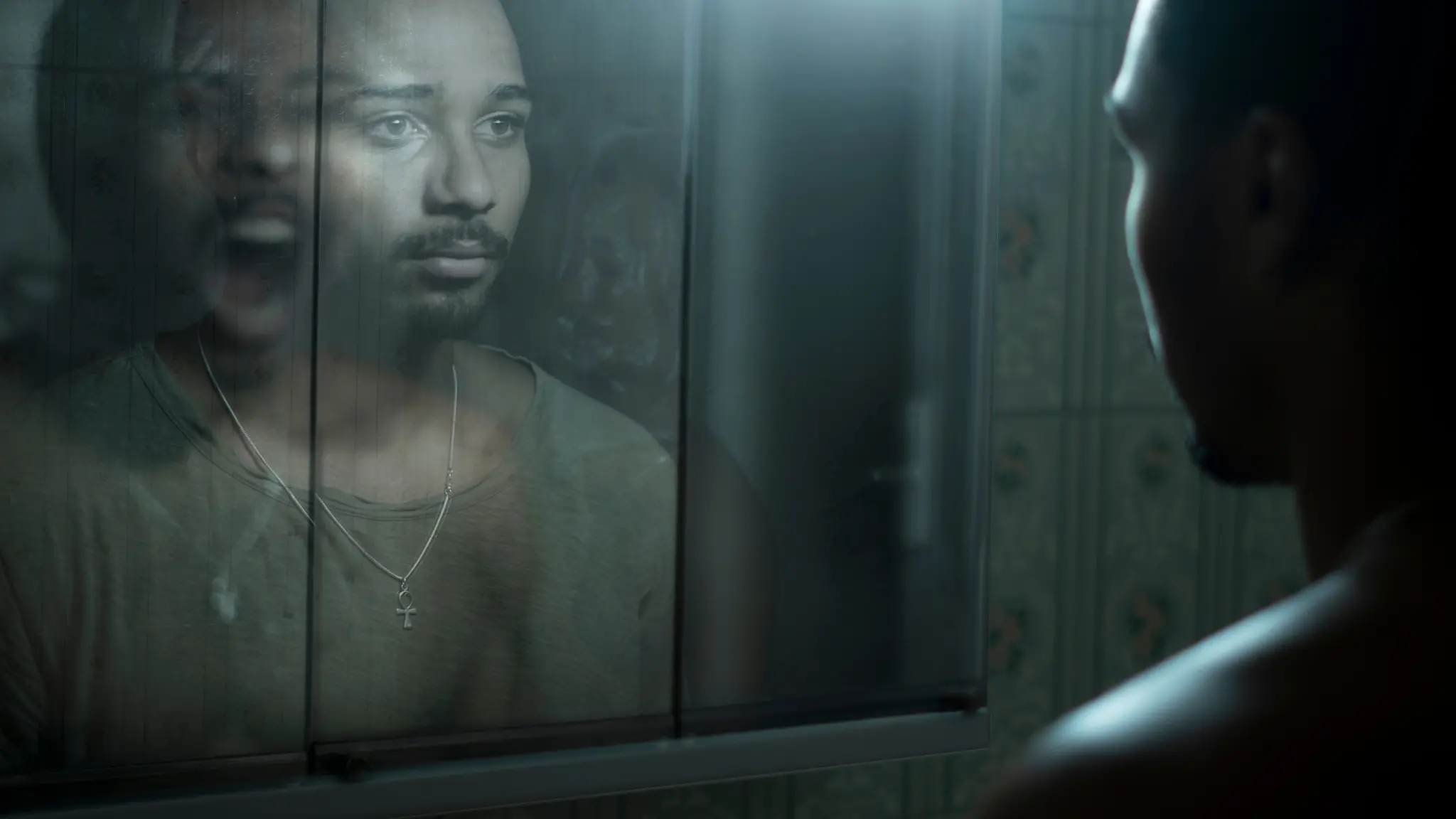 Homem na frente de um espelho observando seus medos mais profundos