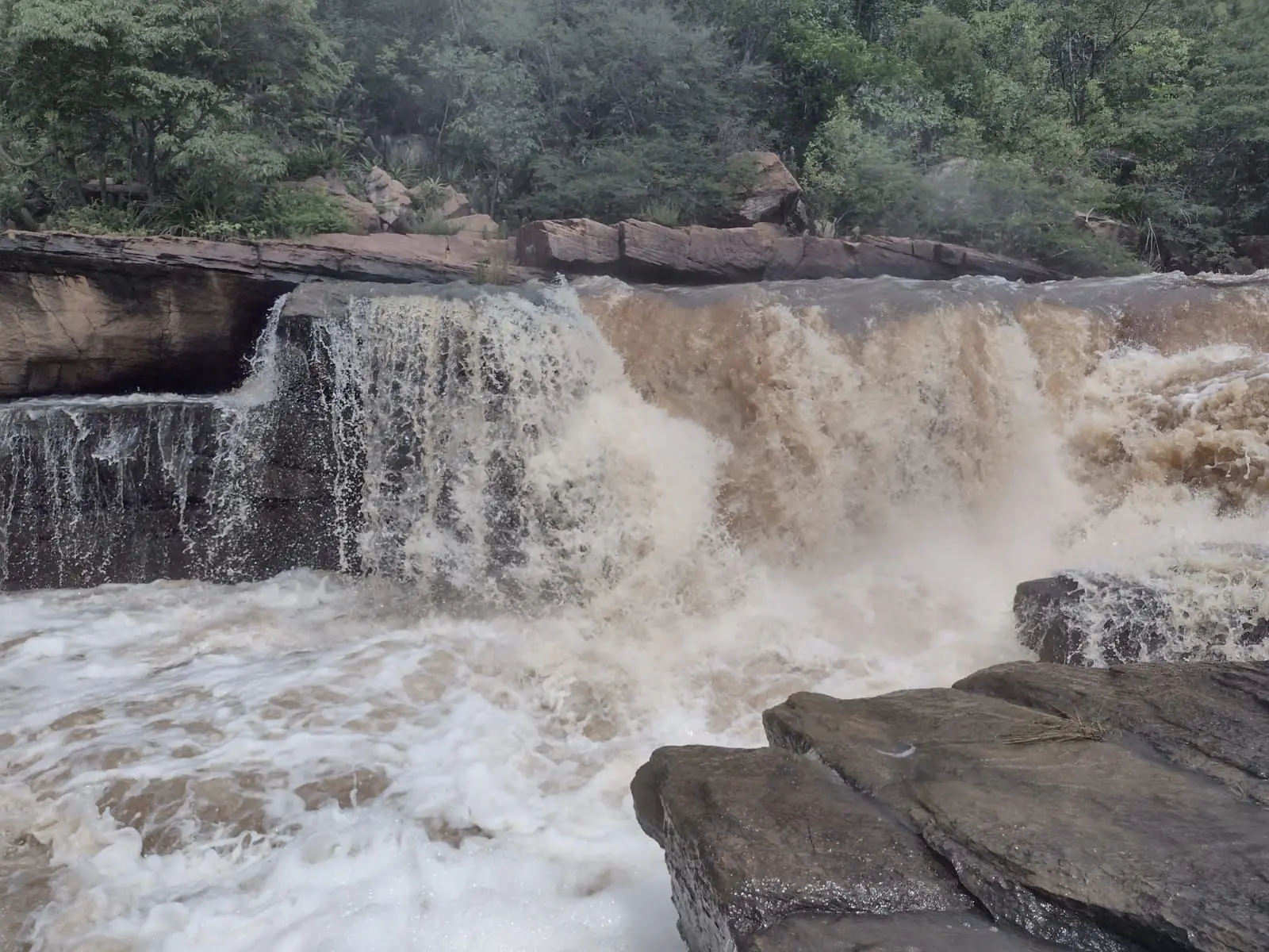 Cachoeira da Barra, localizada no Rio Macambira. (É um trecho de rio, mas todos chamam de Cachoeira por conta da queda d’água). Foto de 19/03/2022