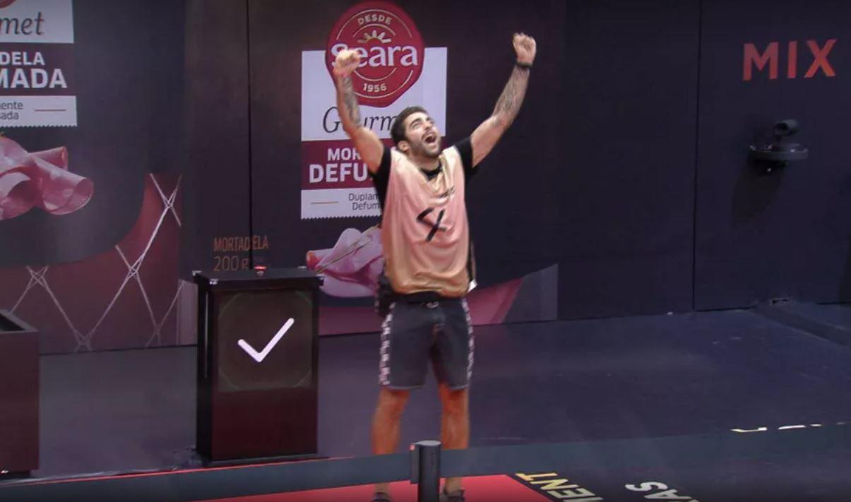 pedro scooby comemora vitória na prova do anjo