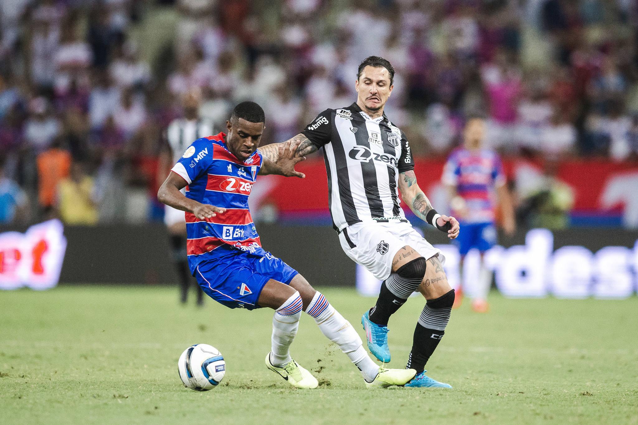 Benevenuto e Vina em disputa de bola no Clássico-Rei