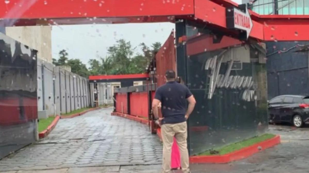 Foto de homem parado em frente a motel em Belém viraliza por suposta  traição; entenda - País - Diário do Nordeste