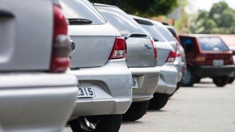 CARROS ESTACIONADOS EM FILA