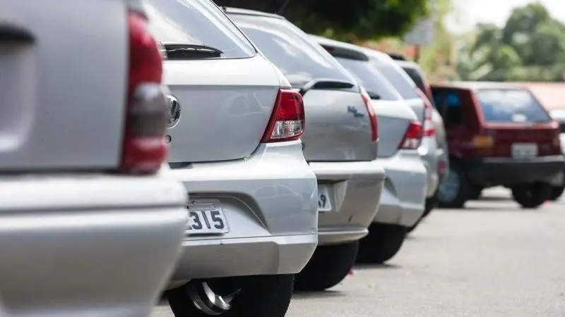 CARROS ESTACIONADOS EM FILA