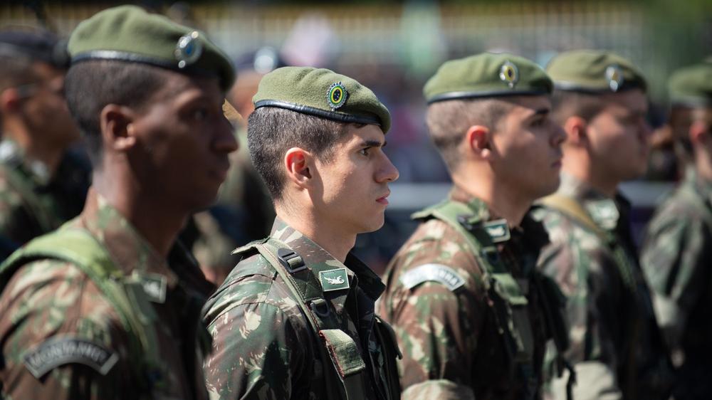 Jovens do Exército Brasileiro enfileirados.