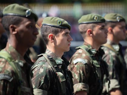 Jovens do Exército Brasileiro enfileirados.
