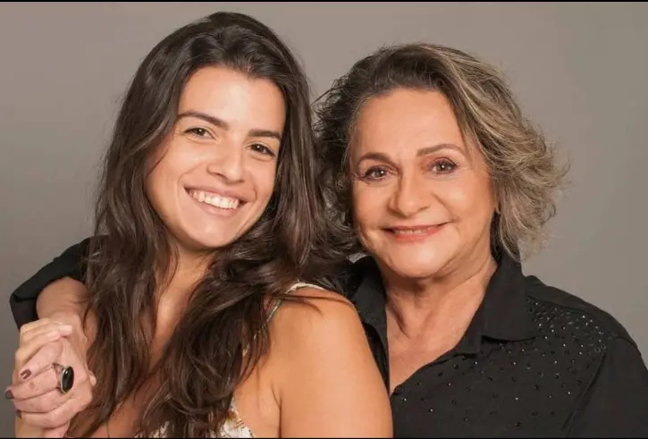 Fafy Siqueira posa ao lado da esposa, Fernanda