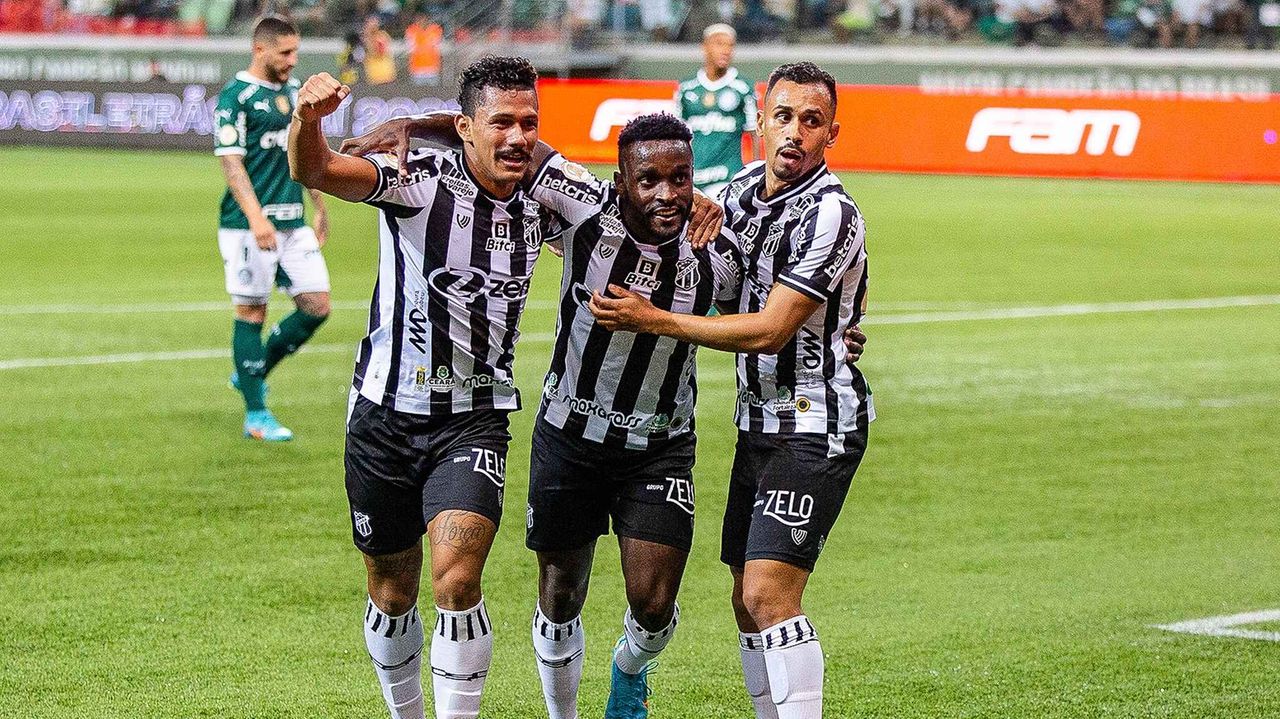 Fernando Sobral, Mendoza e Lima, do Ceará, comemoram gol marcado contra o Palmeiras no Allianz Parque, em São Paulo