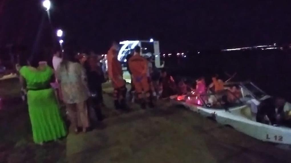 Bombeiros resgatam tripulantes de embarcação encalhada em Brasília