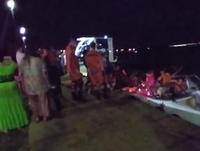 Bombeiros resgatam tripulantes de embarcação encalhada em Brasília