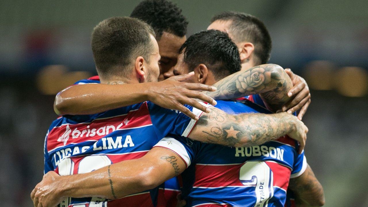 Elenco do Fortaleza se reúne em comemoração de gol