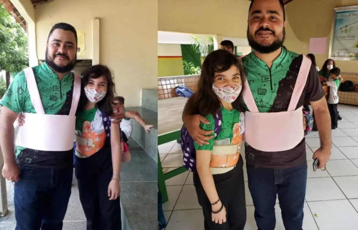 professor fez colete de borracha para incentivar aluna que sofria bullying. na foto, os dois estão de colete e abraçados