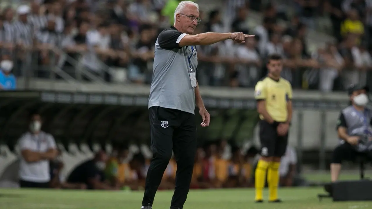 Dorival Jr. orienta equipe durante jogo
