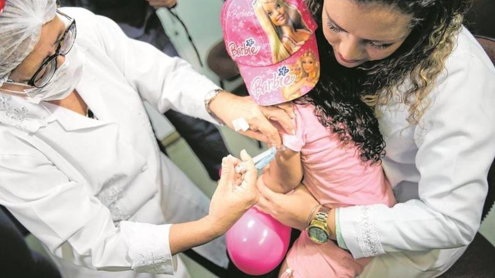 Vacinação infantil contra influenza e sarampo em Fortaleza