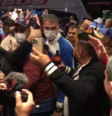 Na Argentina, Fortaleza é recepcionado pela torcida na frente do hotel.