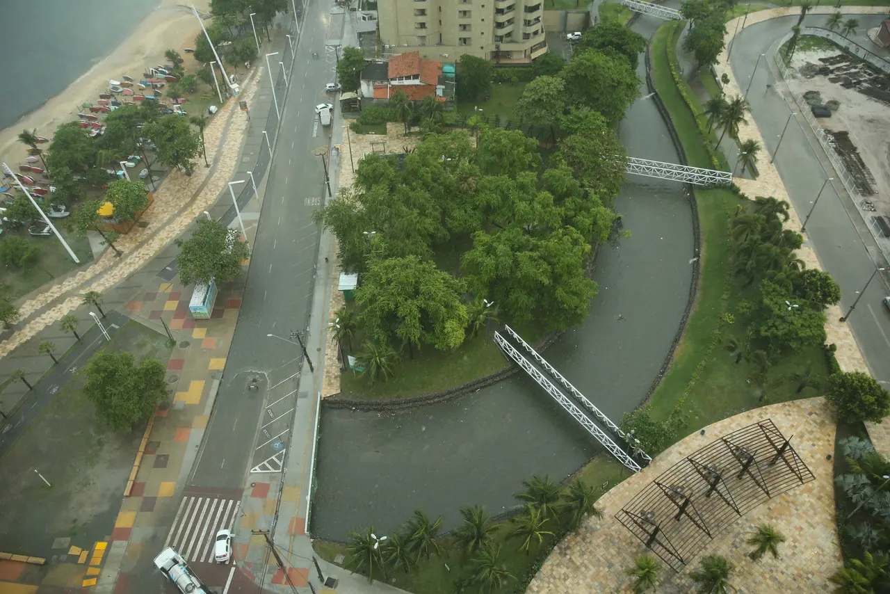 Encontro do Riacho Maceió com o mar na Praia do Mucuripe