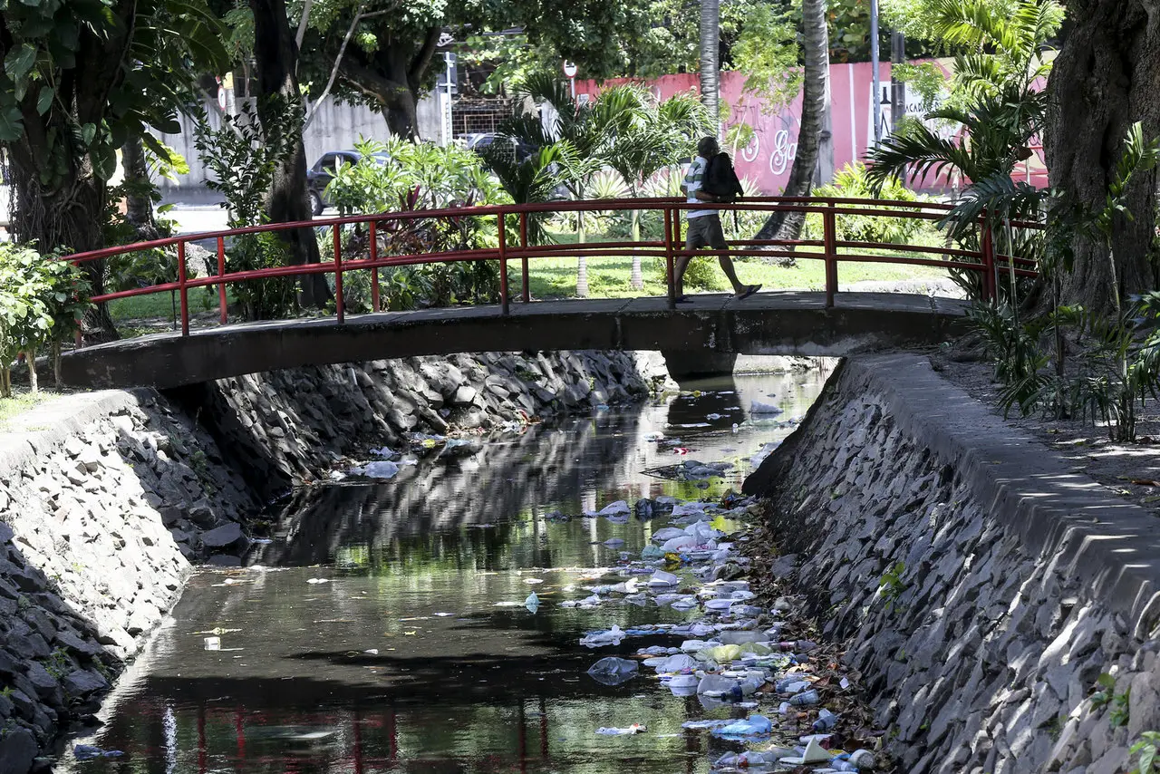 Trecho aberto do Riacho Pajeú no Centro de Fortaleza, em 2019