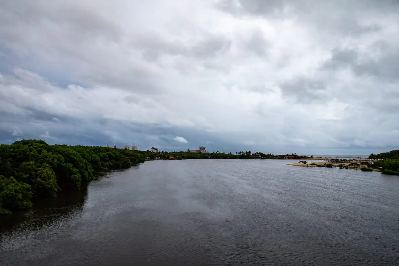 Trecho do Rio Cocó, próximo ao encontro com o mar da Praia da Sabiaguaba