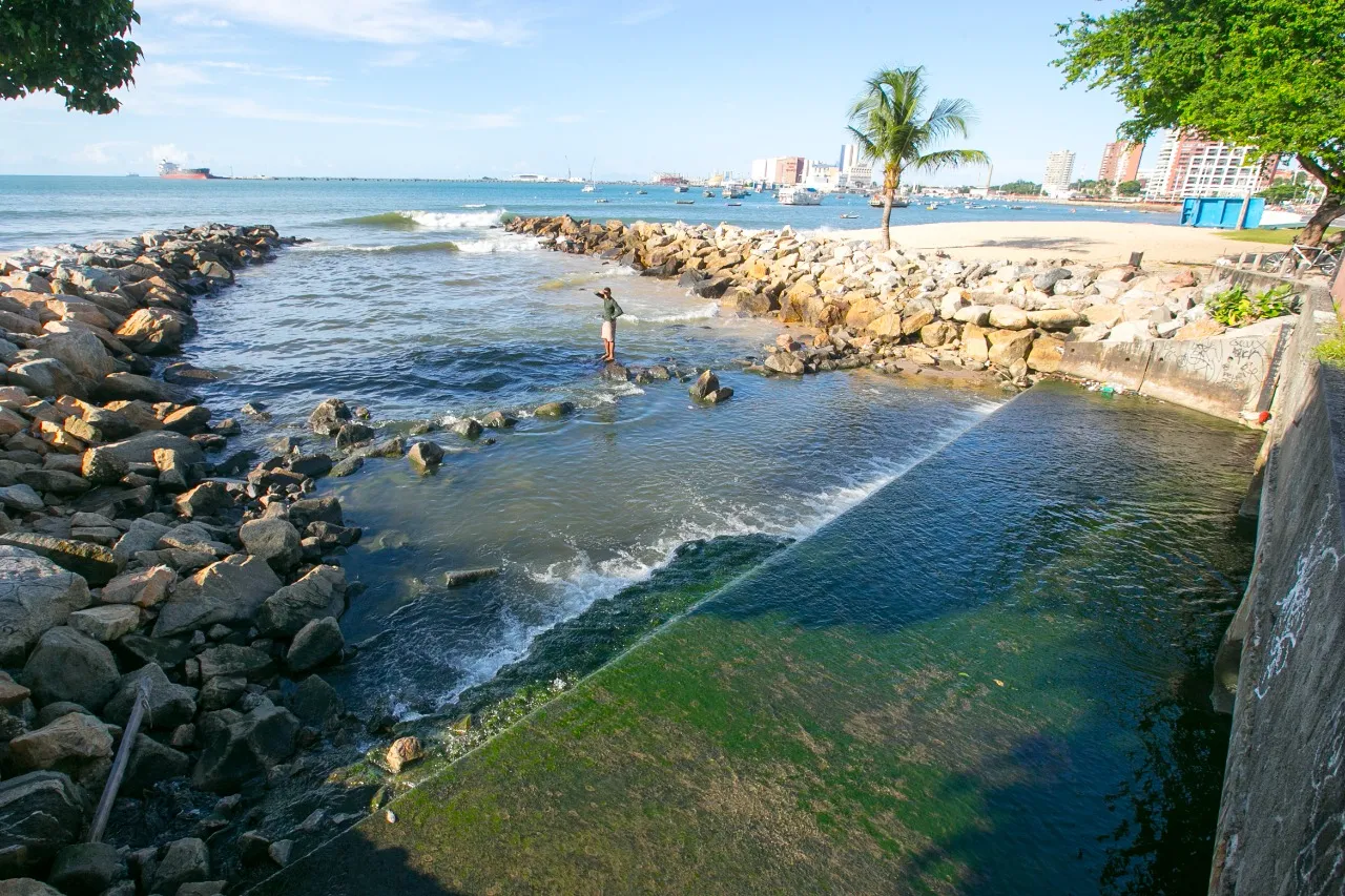 Trecho em que o Riacho Maceió deságua no Mucuripe