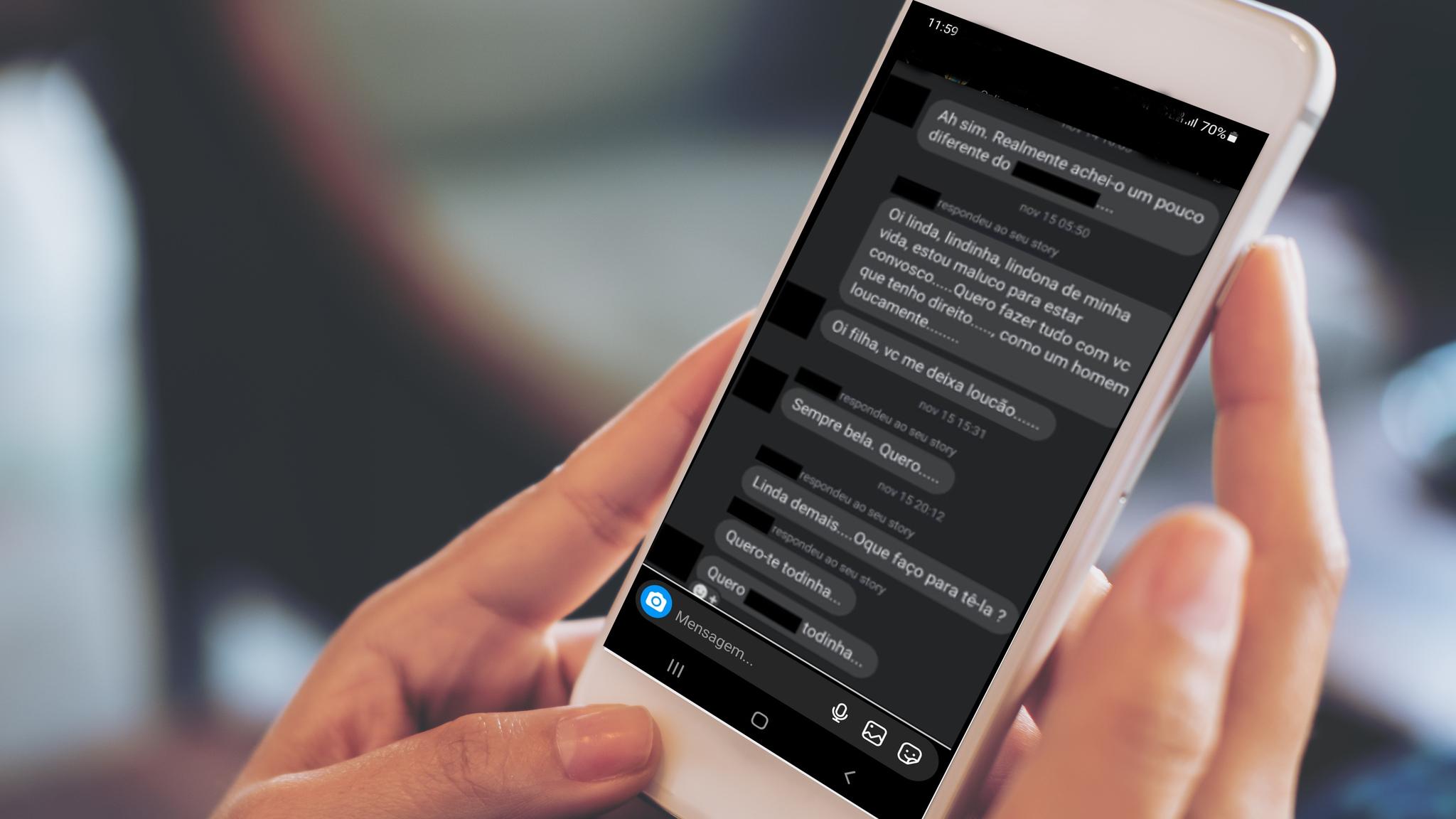 Pessoa segurando celular em que é possível ver prints de conversa de professor da Uece com ex-aluna