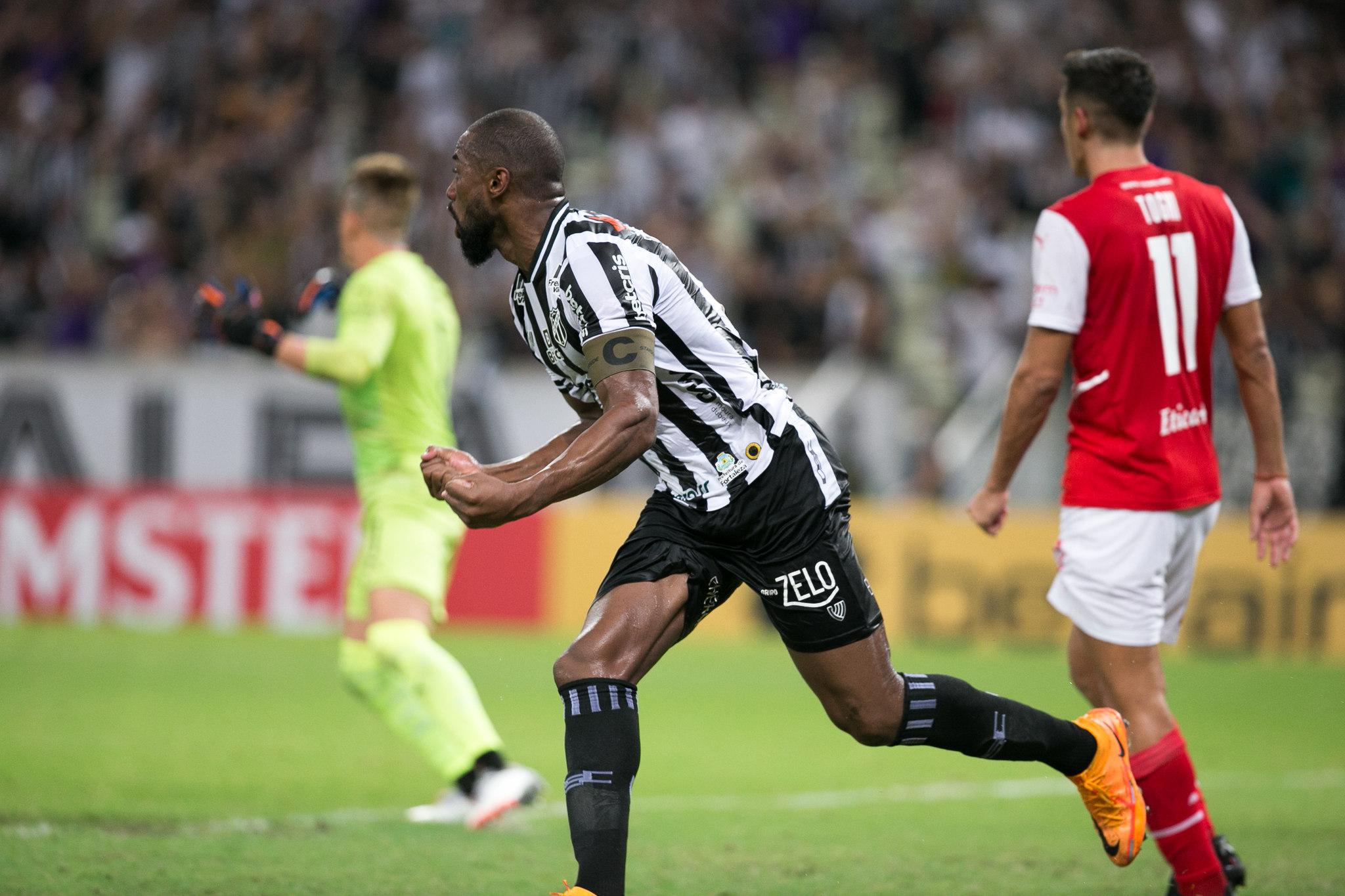 Luiz Otávio comemorando gol do Ceará contra o Independiente