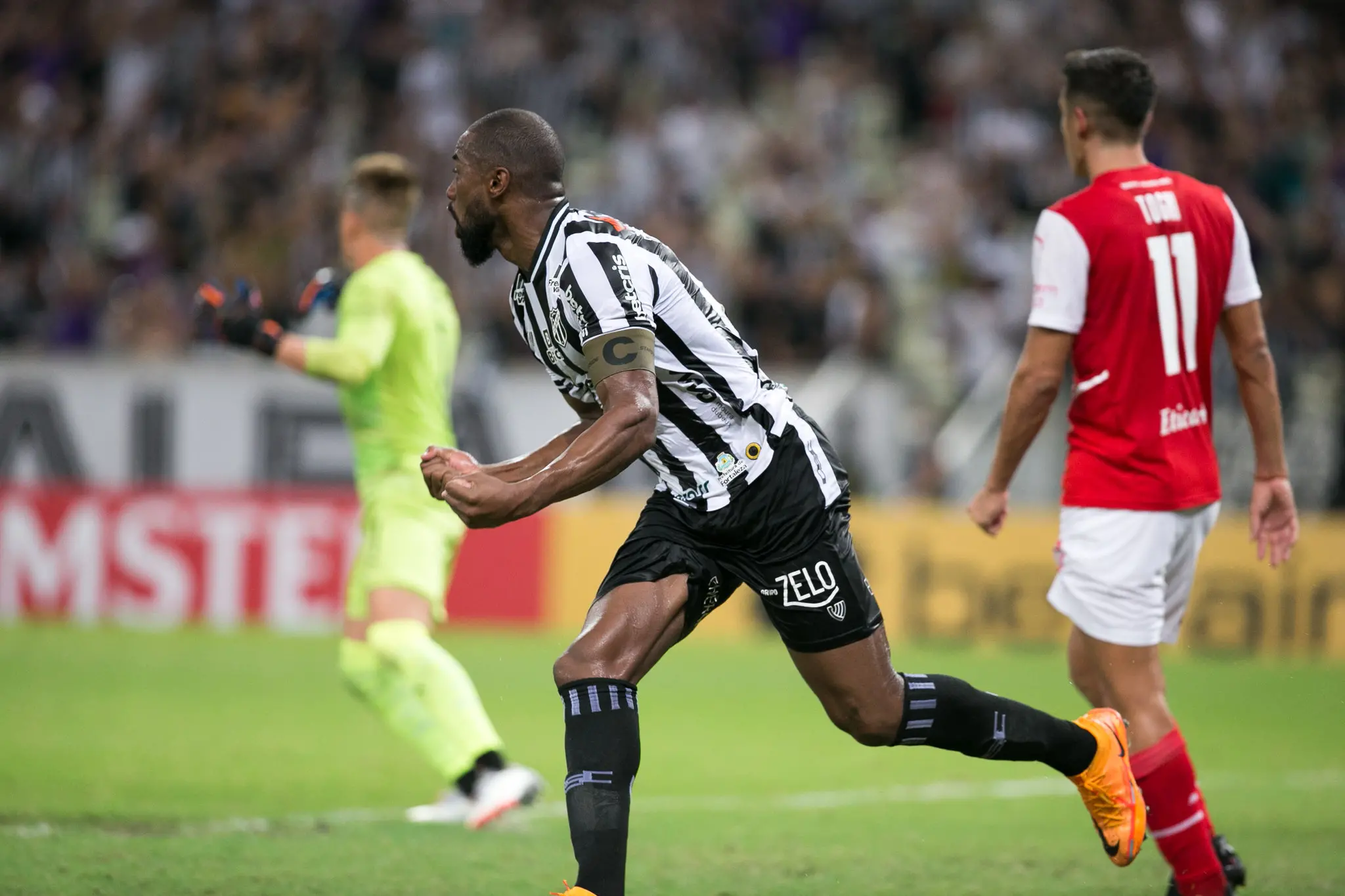 Luiz Otávio comemorando gol do Ceará contra o Independiente
