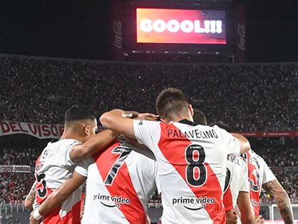 Atletas do River Plate comemoram gol em estádio lotado