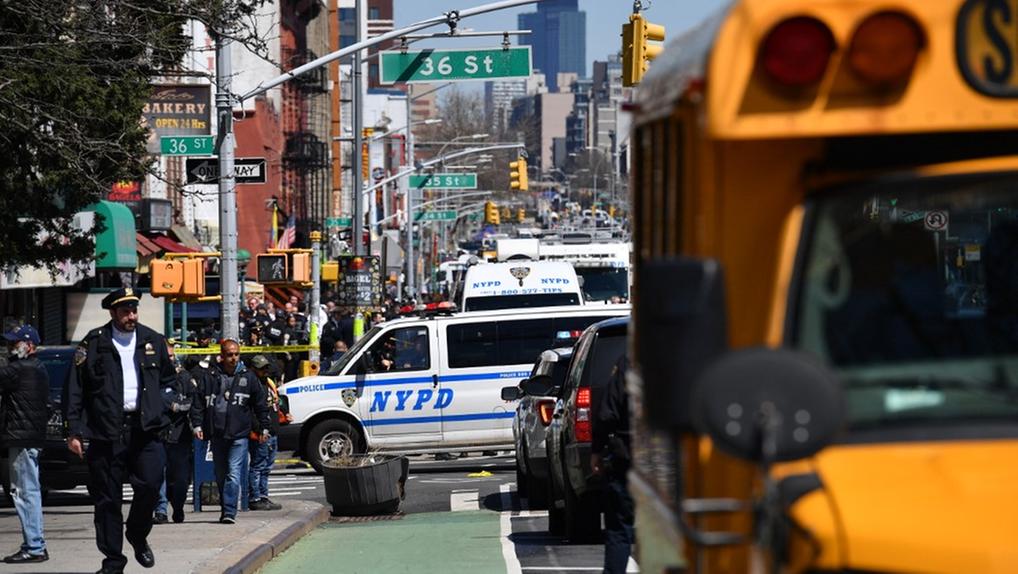 Equipes de emergência lotam as ruas perto de uma estação de metrô na cidade de Nova York