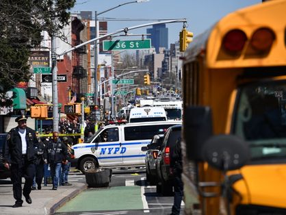 Equipes de emergência lotam as ruas perto de uma estação de metrô na cidade de Nova York