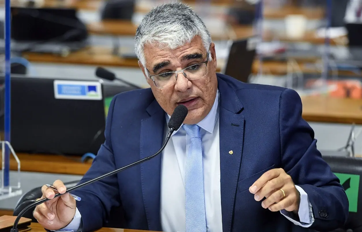 O senador Eduardo Girão discursando ao microfone.