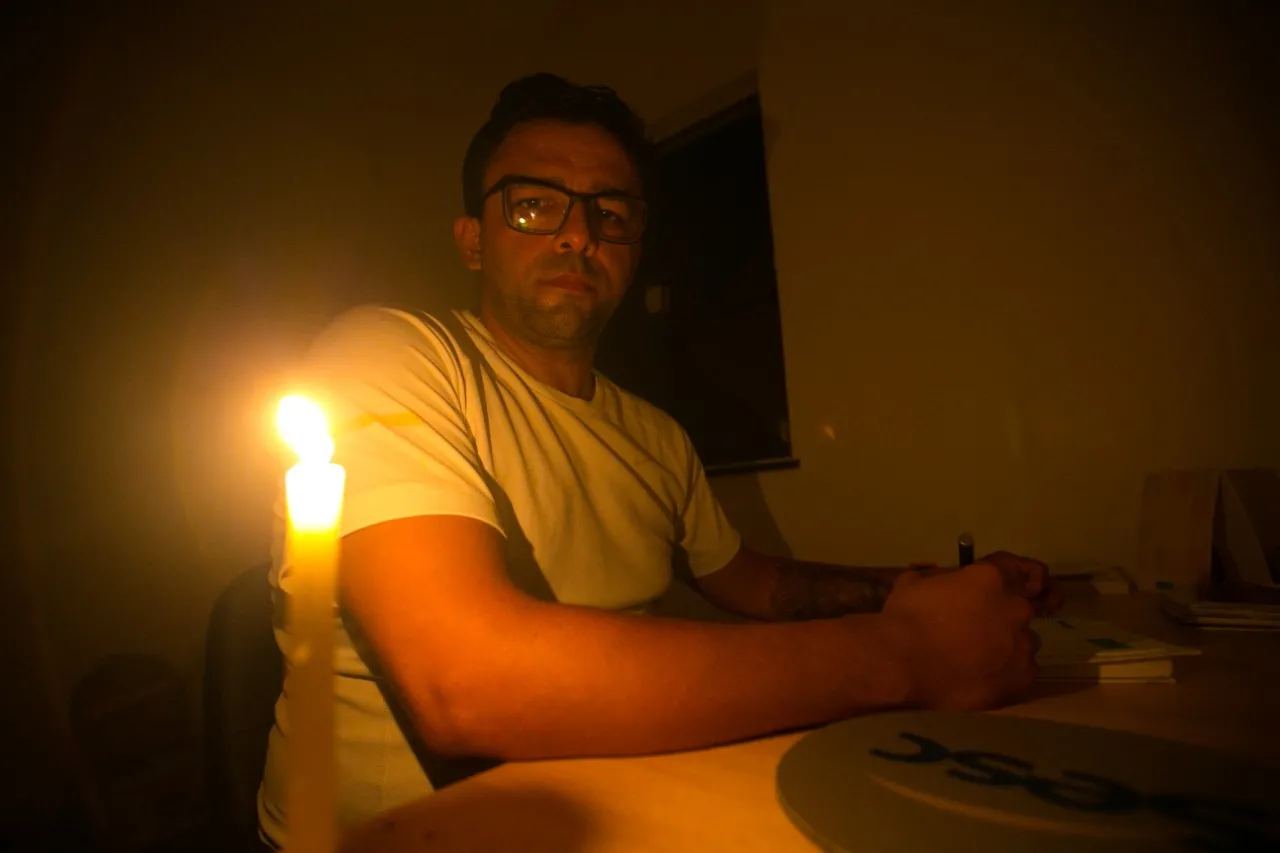 Sidney sempre tem velas em casa para o caso de falta de energia