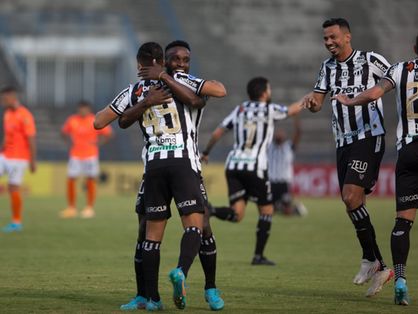 Jogadores do Ceará comemoram gol marcado contra o La Guaira