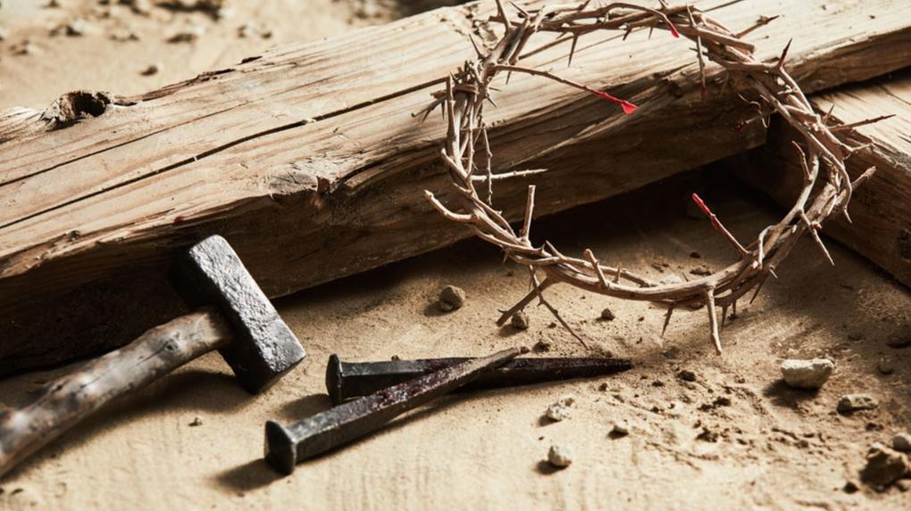 Data marca o momento em que Jesus recebeu a coroa de espinhos e carregou a Cruz até o momento em que foi morto e sepultado