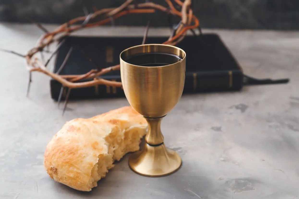 Pão, vinho, coroa de espinhos e bíblia simbolizam o dia da morte de Jesus Cristo