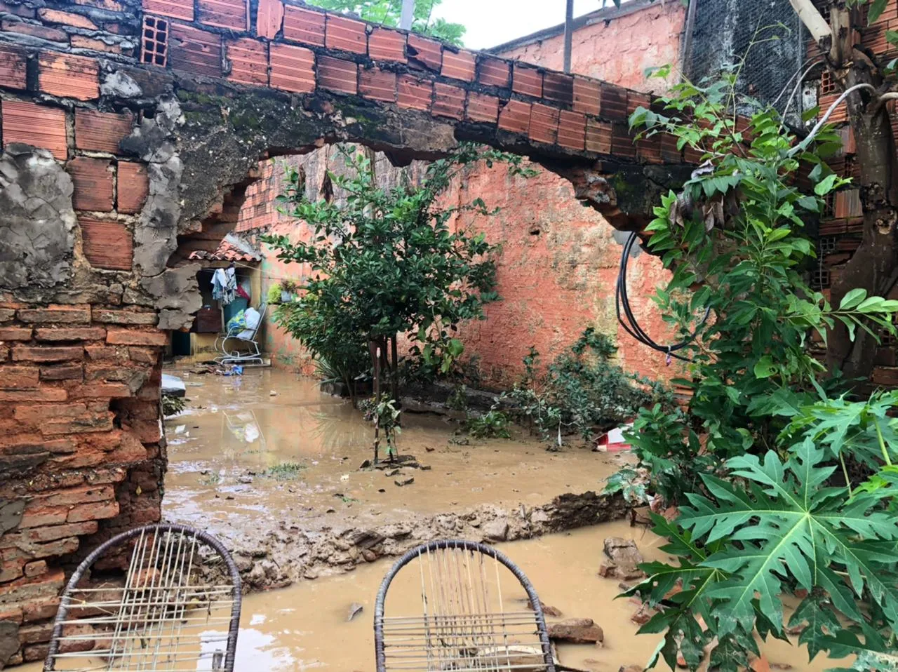 Força da chuva derrubou muro de residência no Centro de Barbalha