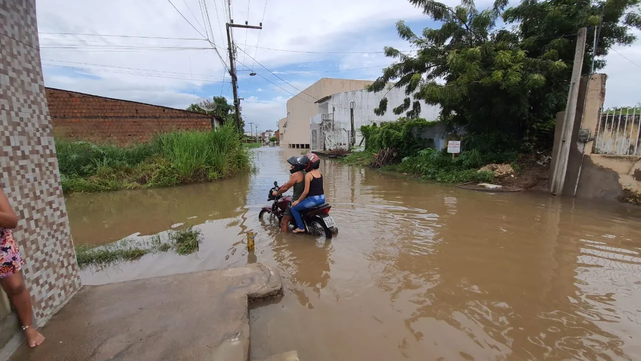 Diversos bairros ficaram intransitáveis após o Canal transbordar