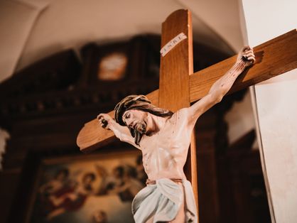 Crucifixo, Jesus na cruz na igreja