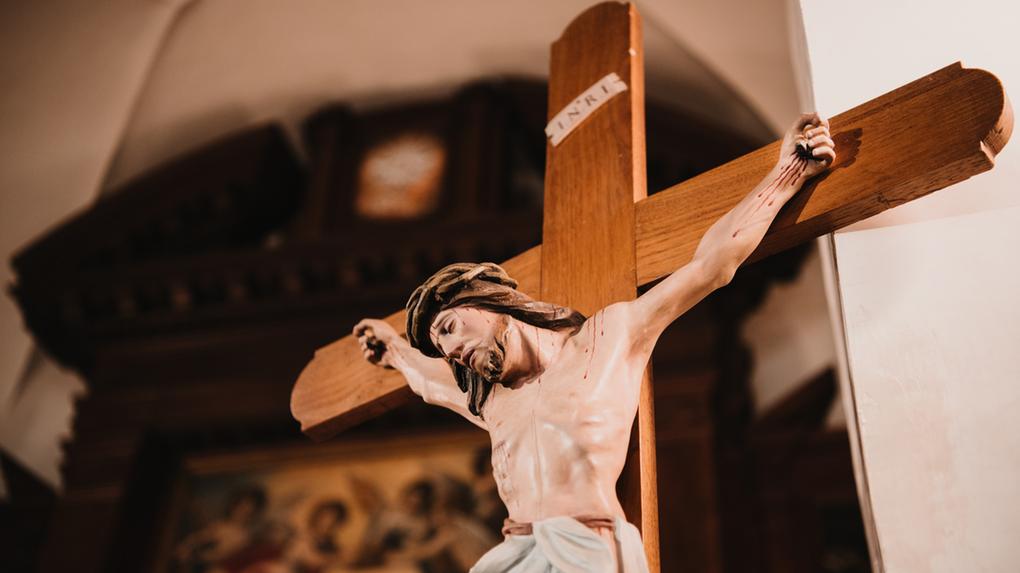 Crucifixo, Jesus na cruz na igreja