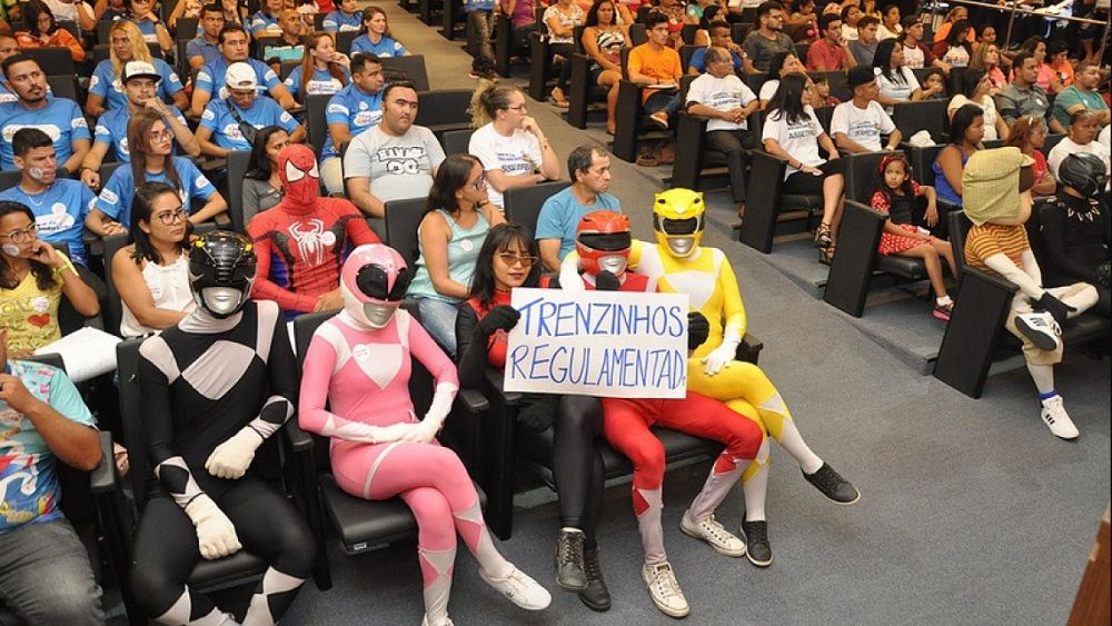 Audiência pública na Câmara Municipal de Fortaleza que reuniu trabalhadores vestidos de super-heróis