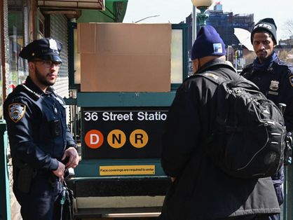 Policiais em estação de metro de New York
